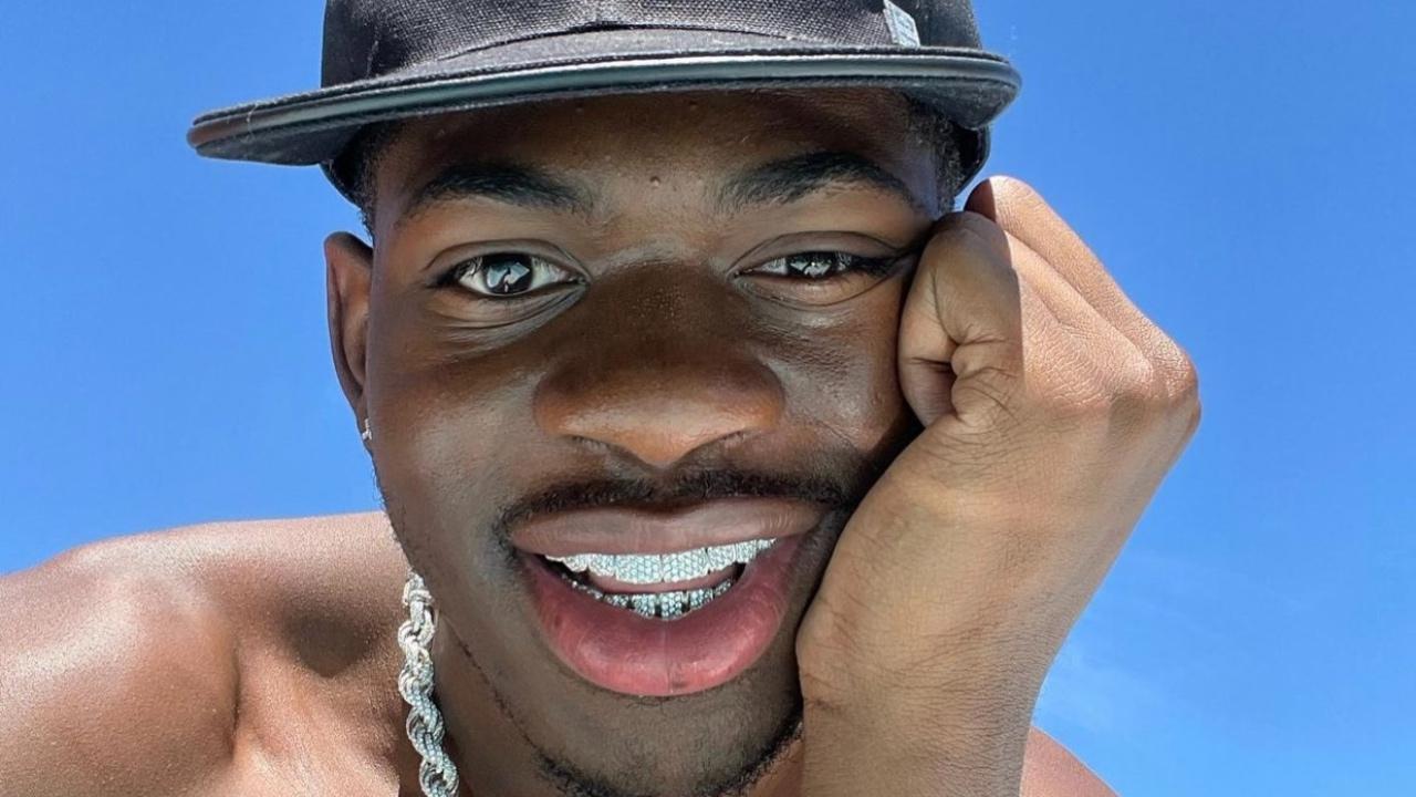 Imagen de Lil Nas X en medio de polémica al coronarse como 'el rey  del infierno' en su vídeo 'Montero'