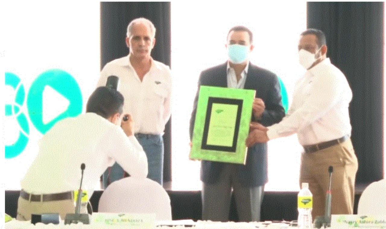 Imagen Principal de Nota: Edgardo Melgar recibe reconocimiento de la AMHON por su apoyo a los municipios en el combate al covid