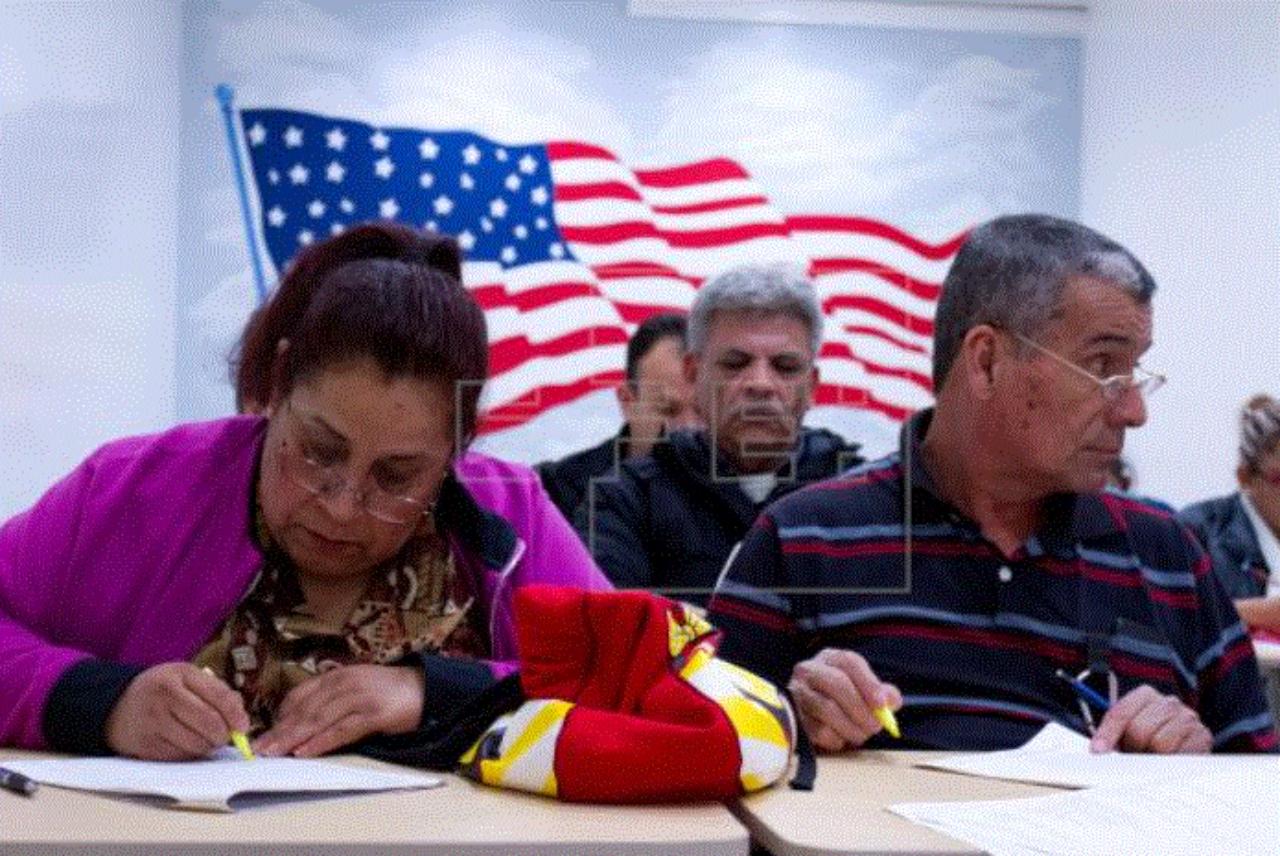 Imagen Principal de Nota: ¿Puede afectar su caso migratoria declarar impuesto como soltero estando casado en Estados Unidos?