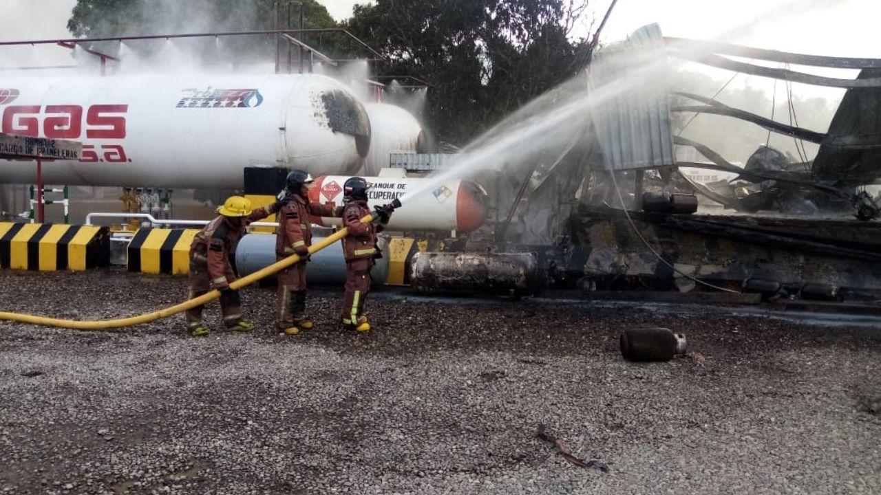 Imagen Principal de Nota: Incendio de grandes proporciones se reporta en una planta distribuidora de gas LPG, en Villanueva, Cortés