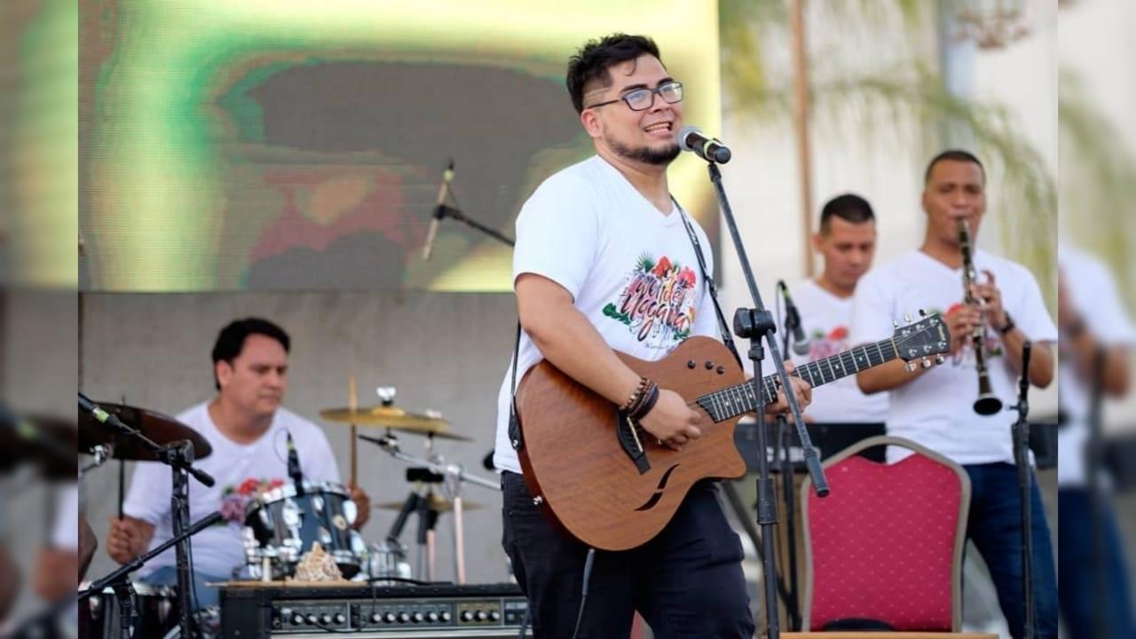 Imagen de El hondureño Manu Martínez es finalista en concurso centroamericano, así lo puedes apoyar
