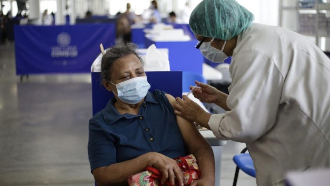 Imagen Principal de Nota: UNAH exige acelerar vacunación en Honduras ante cifra de 6,772 muertes por covid