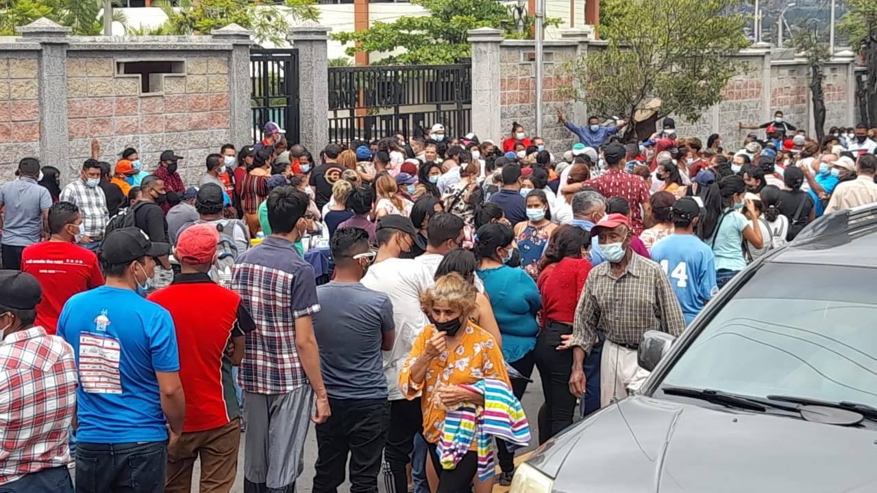 Imagen Principal de Nota: Habilitan horario especial para entregar el DNI a ciudadanos de Tegucigalpa