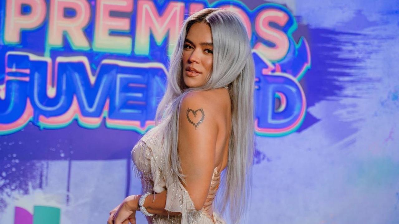 Imagen de Tildan de 'ridícula' a Karol G por el enorme y pesado vestido que utilizó en Premios Juventud 2021