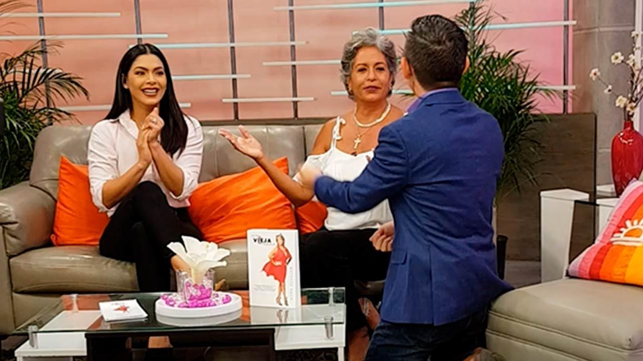 Imagen Principal de Nota: Ricardo Chinchilla tuvo que hincarse y pedir perdón a invitada tras cometer este error en vivo
