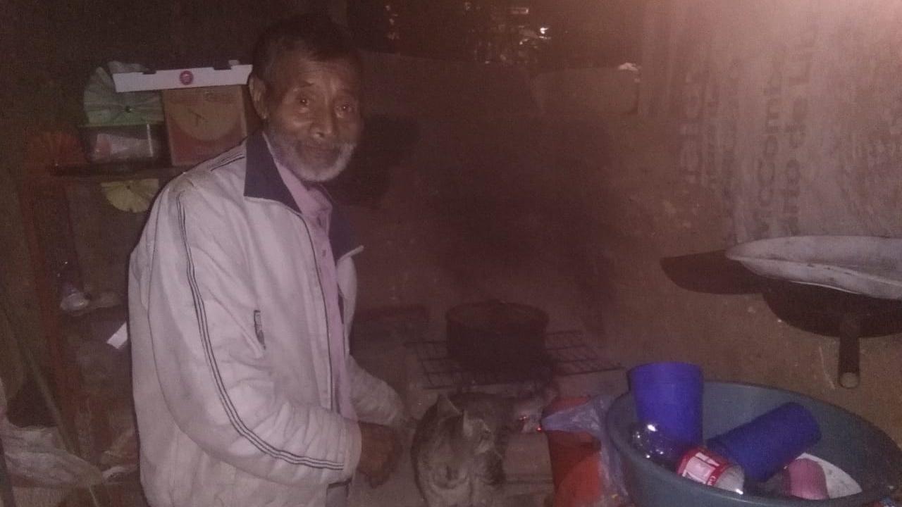Imagen Principal de Nota: Abuelito hondureño sueña con levantar su casa de madera; vive en condiciones de pobreza extrema