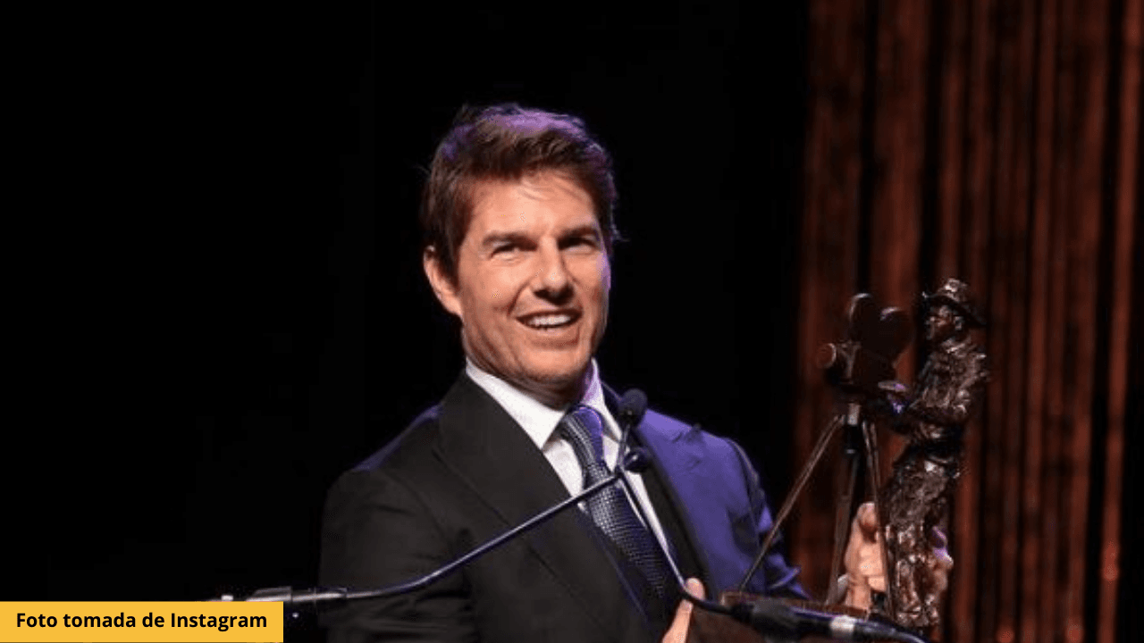 Imagen de Tom Cruise es visto con un rostro diferente en un partido de béisbol