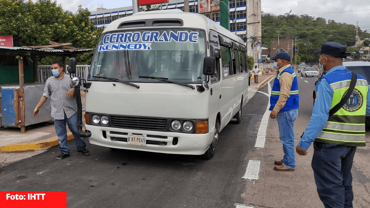 Imagen Principal de Nota: ¿Por qué transportistas hondureños no reciben compensación del pago de matrícula vehicular?