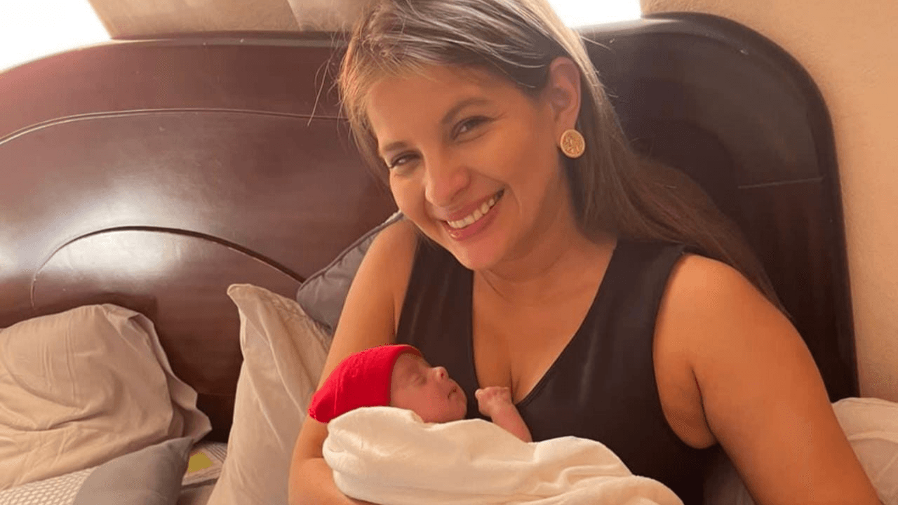 Imagen Principal de Nota: Dan de alta al bebé de Cristina Rodríguez después de tres semanas interno y así celebró la familia su llegada a casa