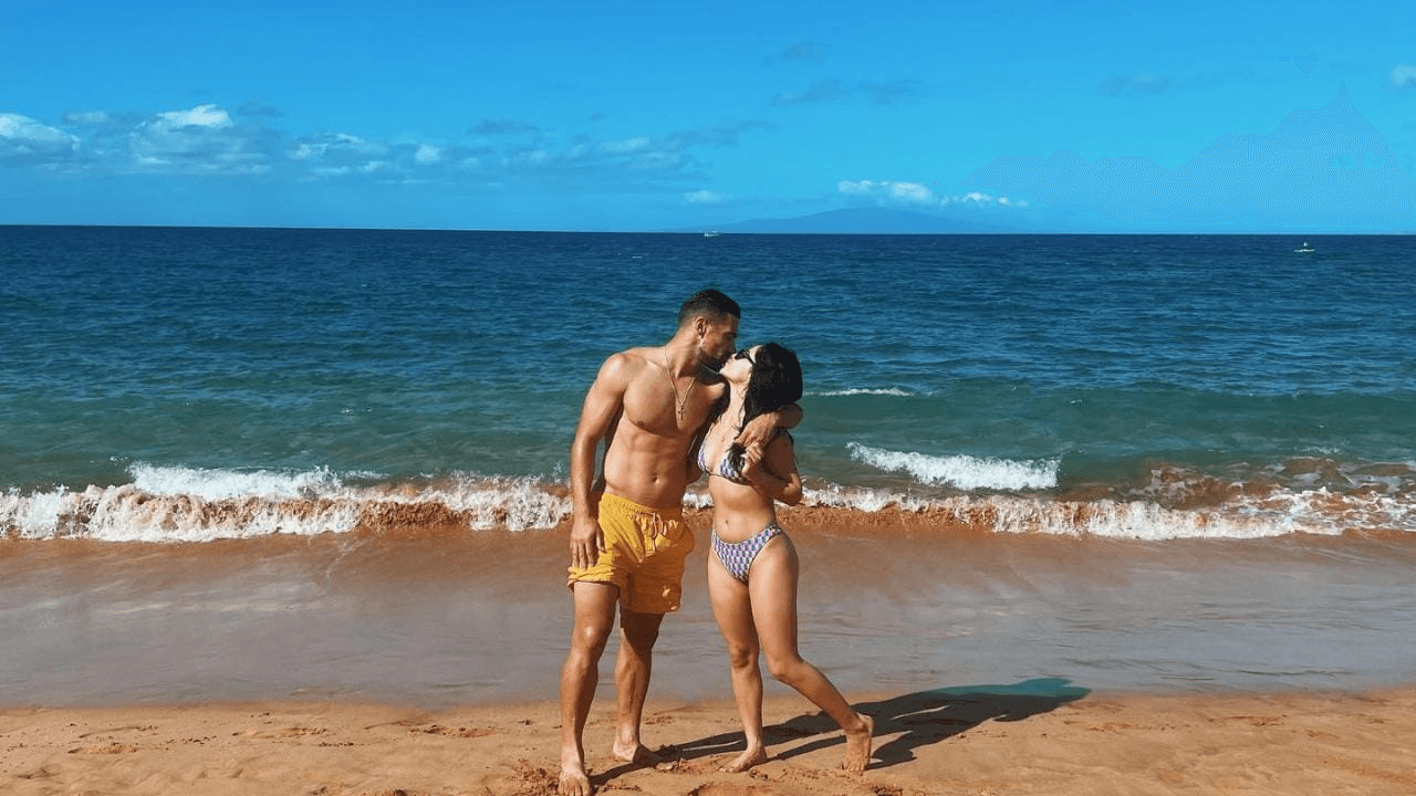 Imagen Principal de Nota: Becky G y el futbolista Sebastian Lletget se van de vacaciones y comparten sexys fotos