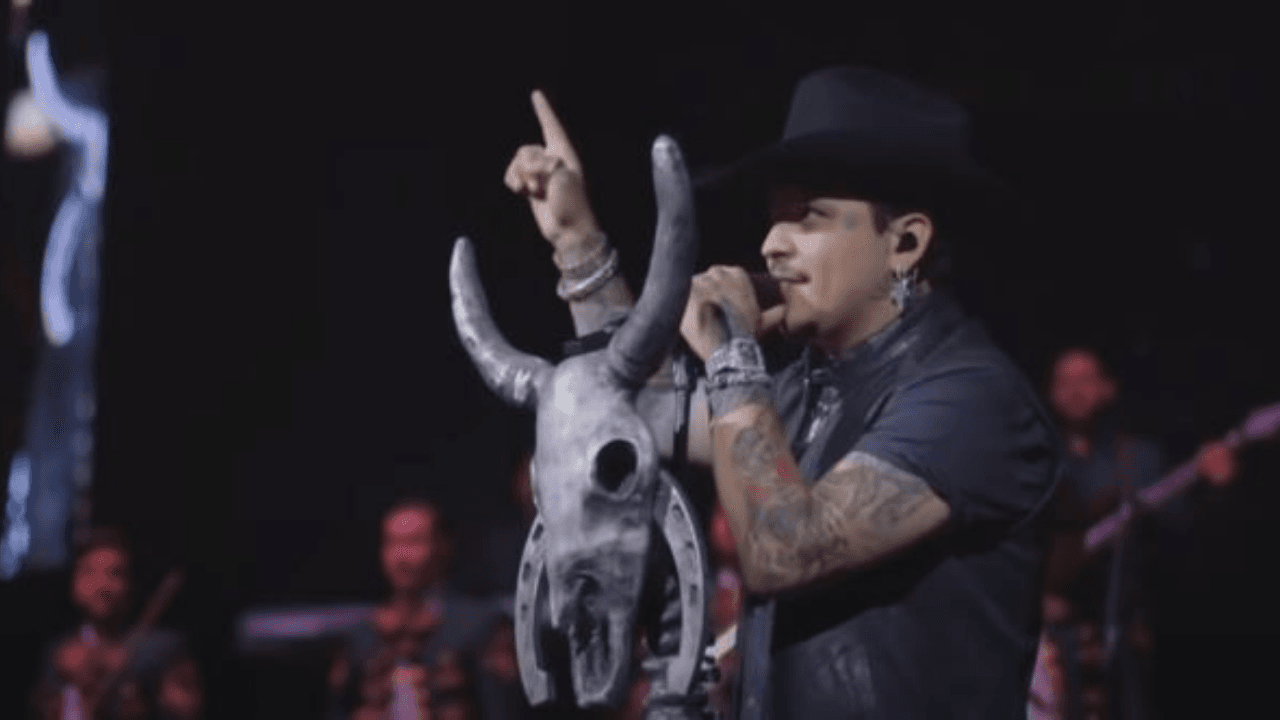 Imagen Principal de Nota: 'Honor a quien honor merece': Christian Nodal homenajea a Vicente Fernández en pleno concierto