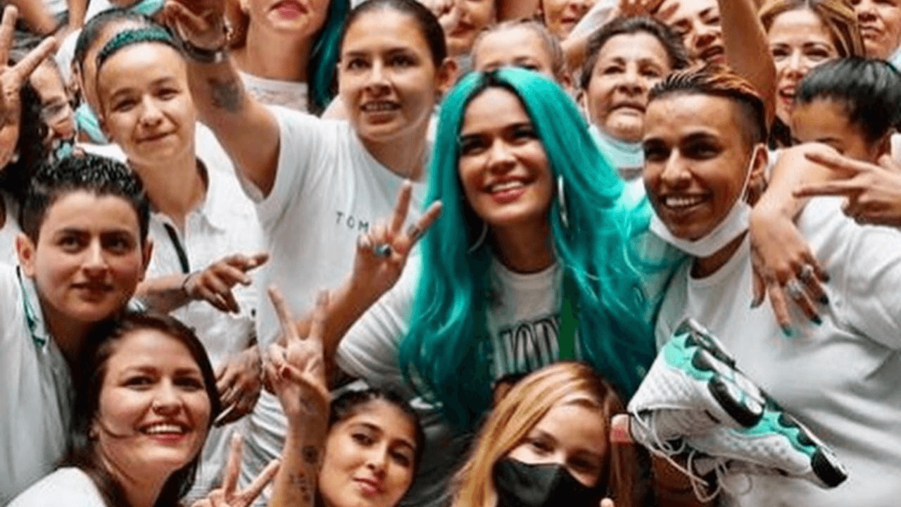 Imagen de Al estilo 'La reina del flow', Karol G entra a una cárcel colombiana y enloquece a las reclusas
