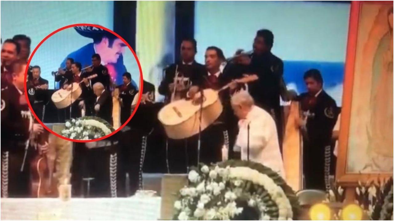 Imagen de Sacerdote cambió su sotana por traje de charro y cantó en funeral de Vicente Fernández