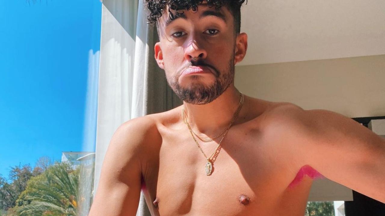 Imagen Principal de Nota: La fuerte e inesperada caída que sufrió Bad Bunny en pleno concierto