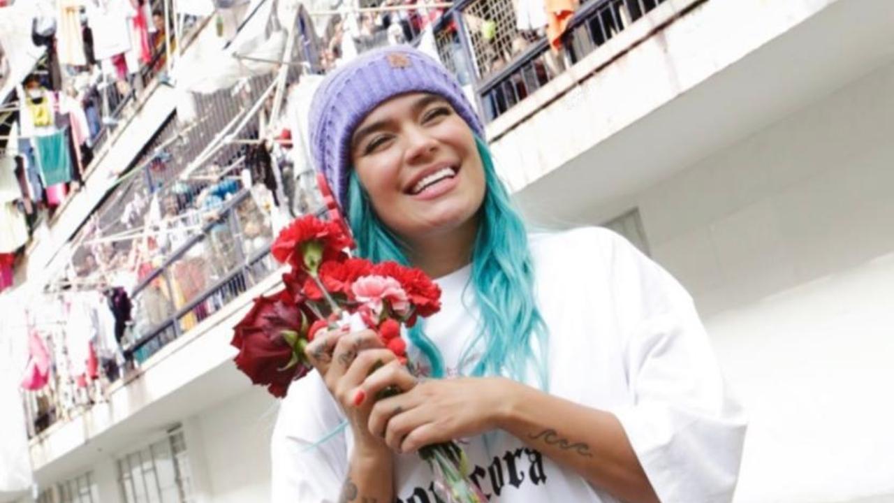 Imagen Principal de Nota: Karol G visitó a reclusas en cárcel de Bogotá y así cantaron a todo pulmón