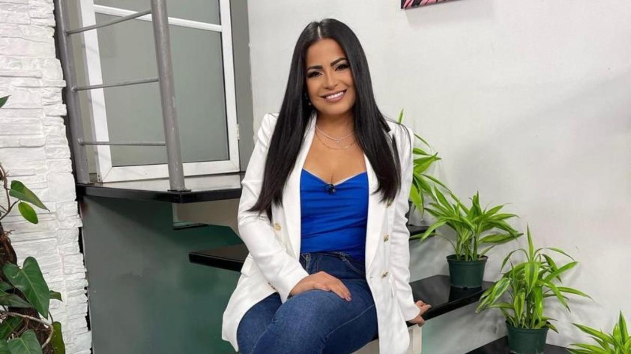Imagen Principal de Nota: ¡En tacones! Samantha Velásquez muestra cómo cambiar la llanta de un carro