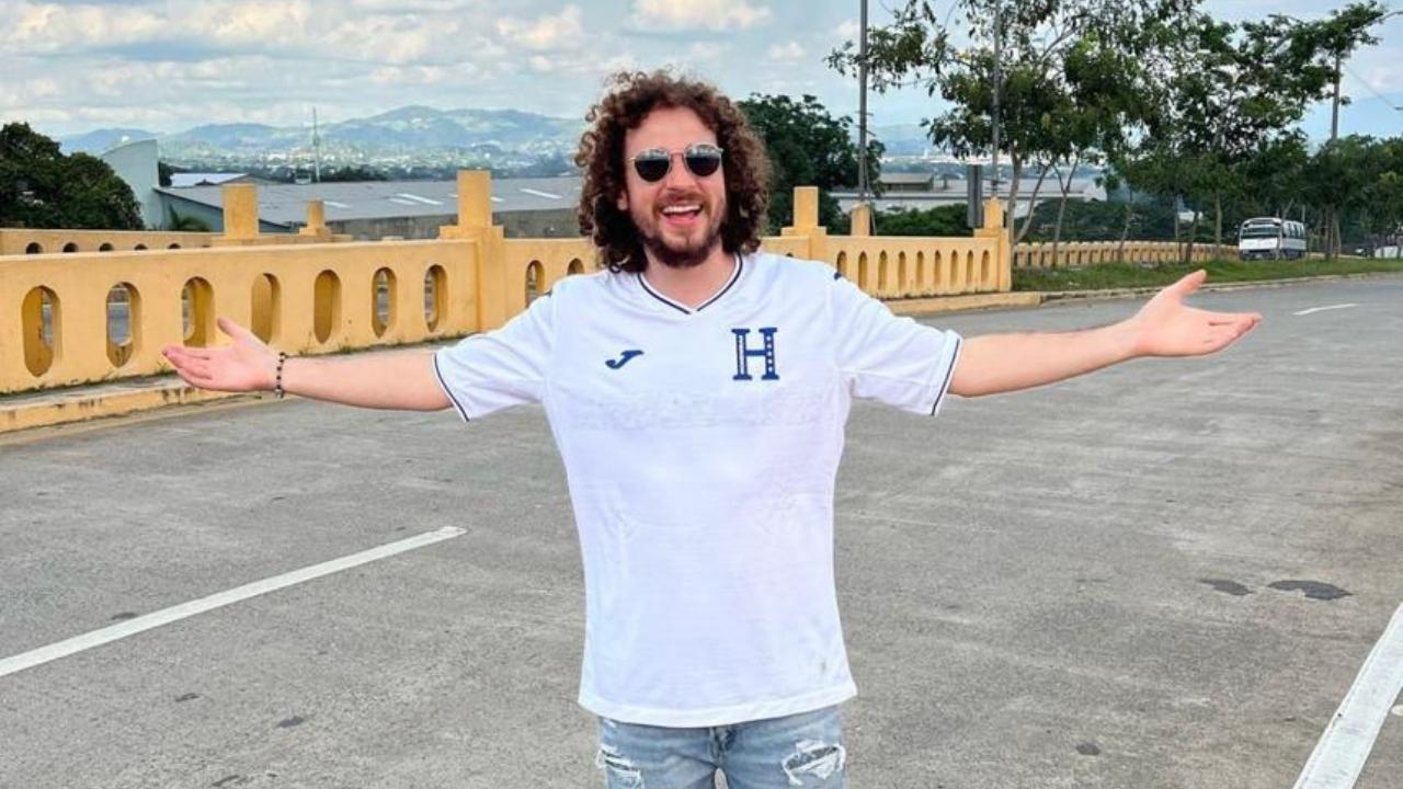 Imagen Principal de Nota: ¡OMG! Luisito Comunica publica sus mejores frases para que las uses 'en la cama'