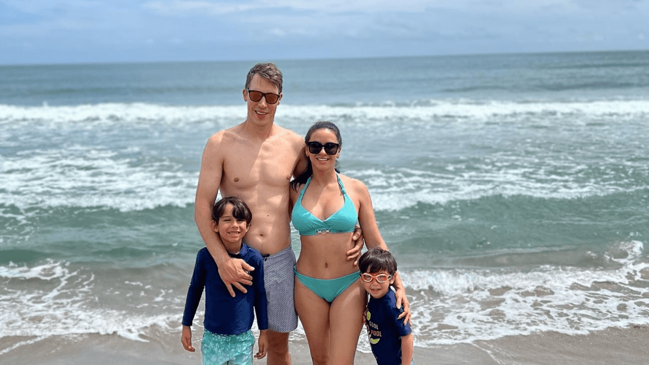 Imagen de Ana Jurka y su familia disfrutan de las bellas playas de Honduras