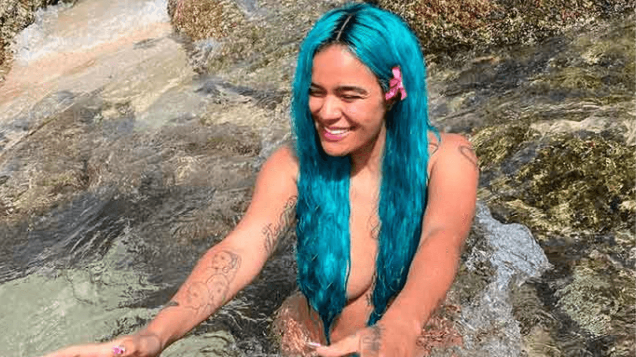 Imagen Principal de Nota: Karol G muestra su celulitis en sexy bikini y envía poderoso mensaje
