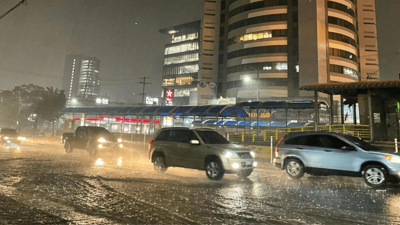 Imagen Principal de Nota: Fuertes lluvias seguirán por tres días debido a ingreso de onda tropical