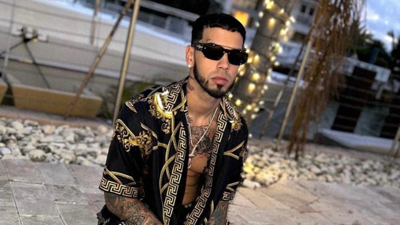 Imagen Principal de Nota: Anuel AA llamó 'tonta' a fanática con peluca azul en su concierto por esta razón
