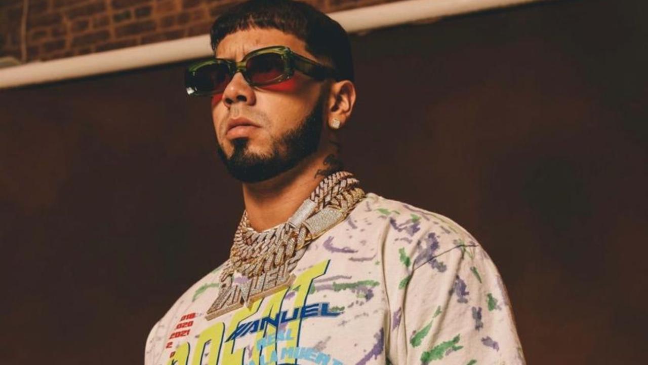 Imagen Principal de Nota: ¡Casi lo desnuda!  Fanático se tiró sobre Anuel AA en pleno concierto