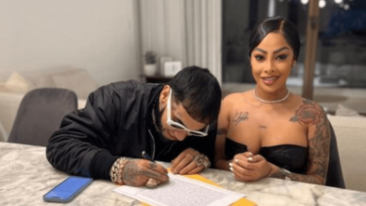 Imagen Principal de Nota: Anuel AA sentado y viendo su celular; Yailin bailando con una amiga: Así 'celebraron' su boda