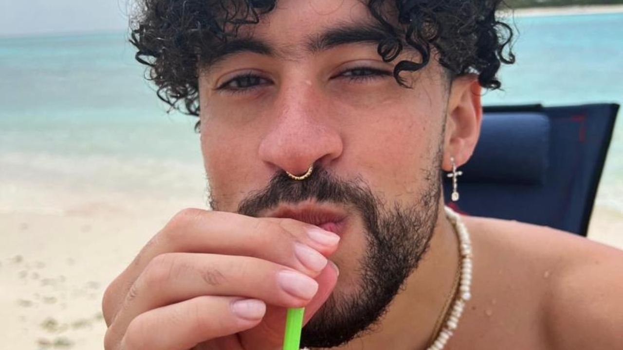Imagen Principal de Nota: Bad Bunny se excusa por sus libras demás: 'Los veranos son pa' echar panza'