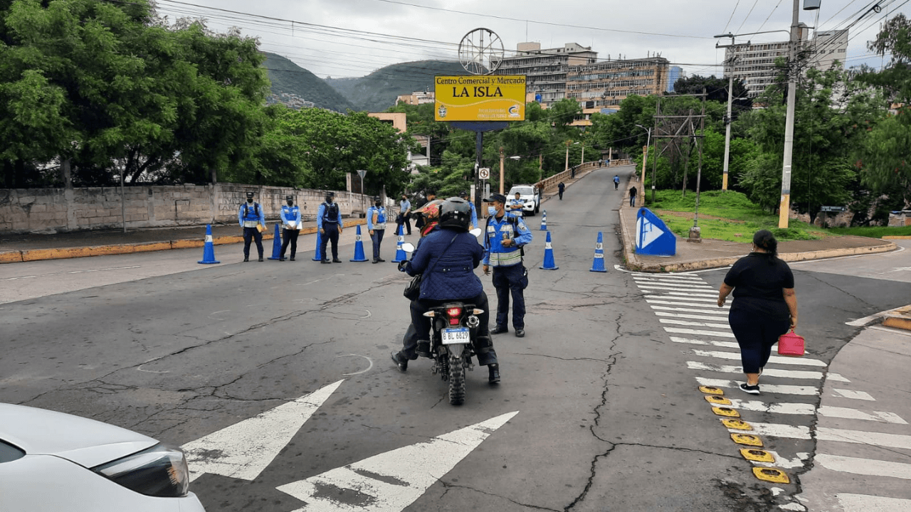 Imagen de ¡Alerta! Cierran calle a inmediaciones del mercado La Isla hasta el Congreso Nacional