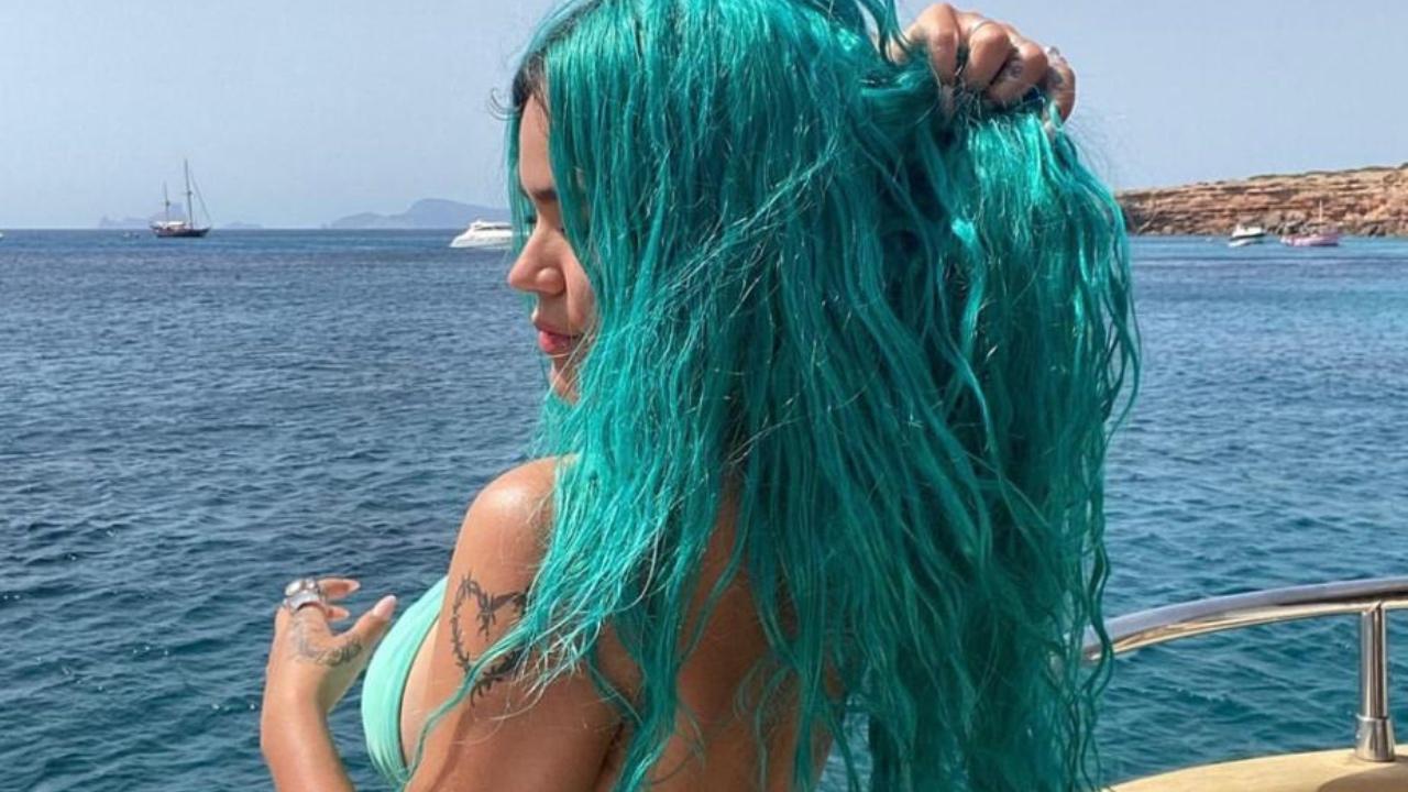 Imagen Principal de Nota: 'Nos despedimos por todo lo alto': Karol G le dice adiós a su cabello azul