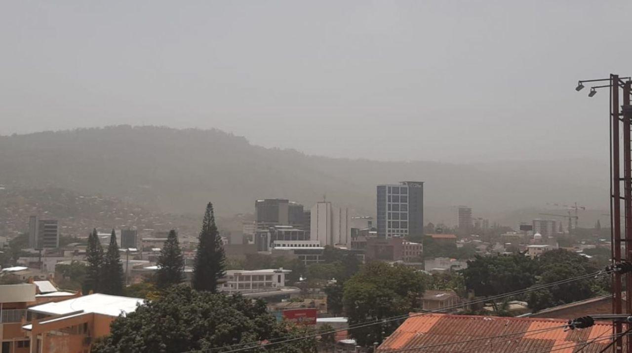 Imagen Principal de Nota: Polvo del Sáhara  y onda tropical seguirá afectando a los hondureños este fin de semana