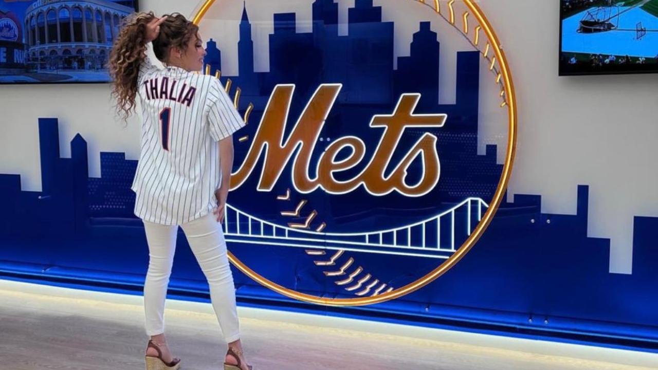 Imagen de Thalía hace su divertido 'Marimar Challenge' junto a jugadores de los Mets