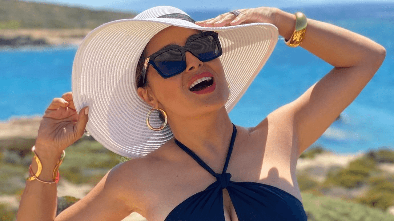 Imagen de Salma Hayek presume su figura en sexy bikini y sin maquillaje