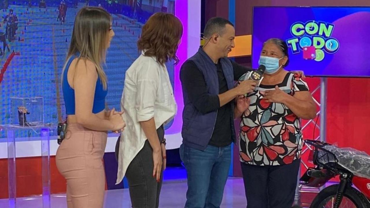 Imagen Principal de Nota: Hondureña rompe en llanto al ganarse la moto de Con Todo al primer intento