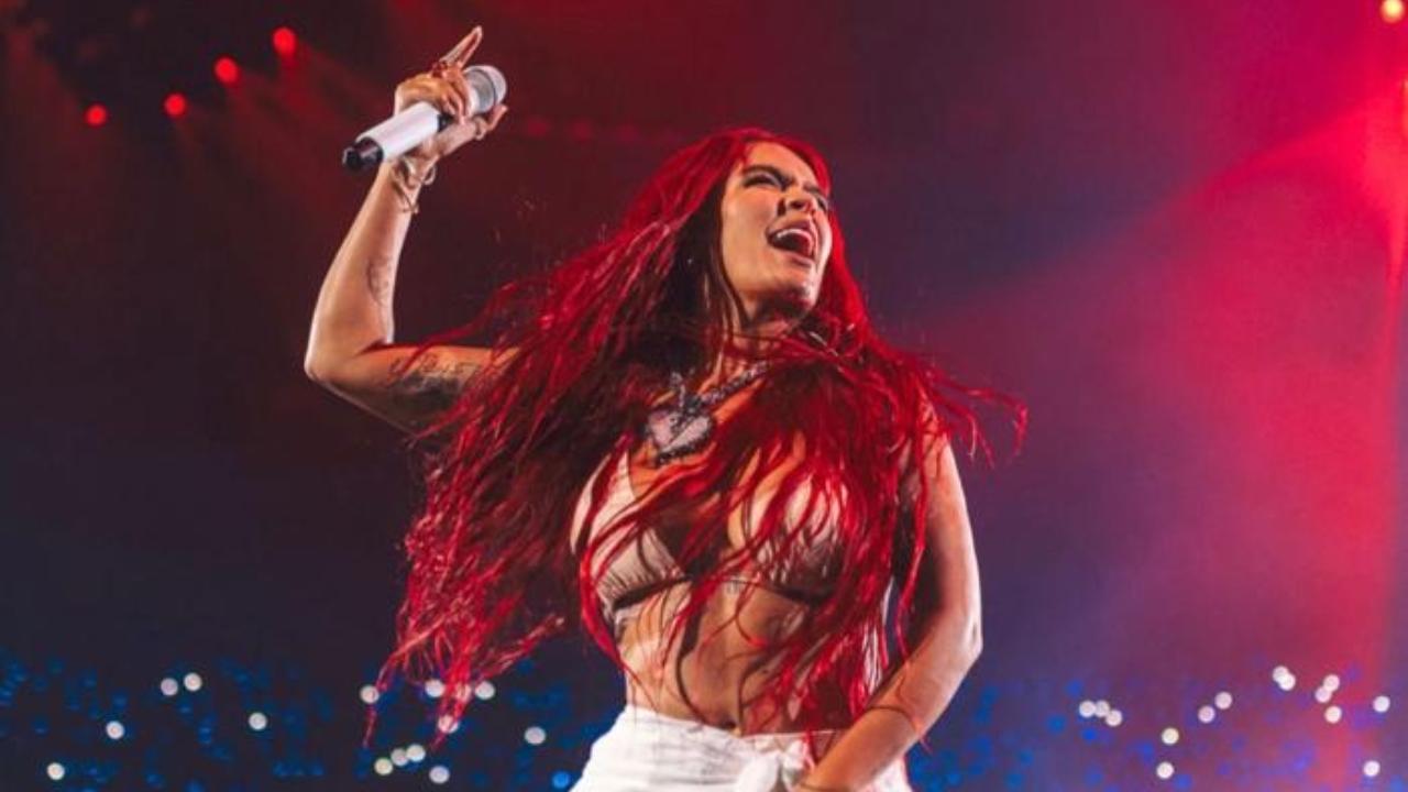 Imagen Principal de Nota: Karol G reveló la razón por la que  decidió pintarse el cabello en rojo
