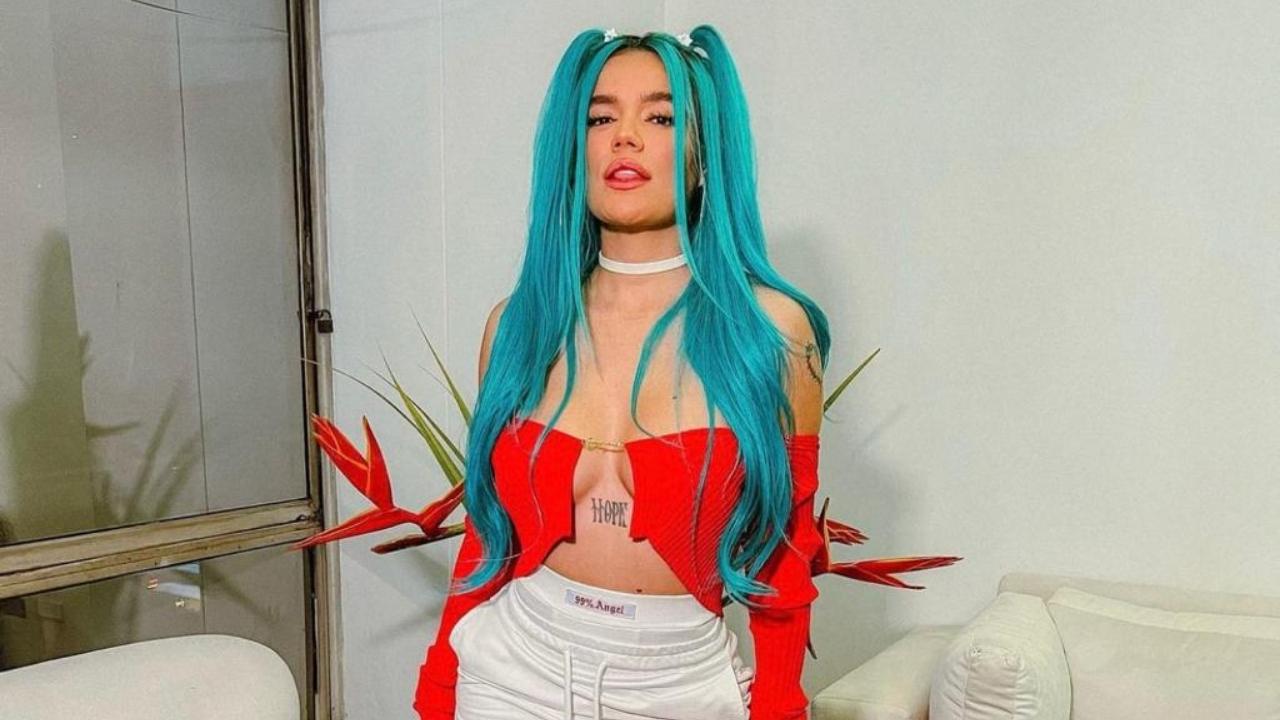 Imagen de Karol G: 10 fotos en las que derrochó belleza con su icónico cabello azul