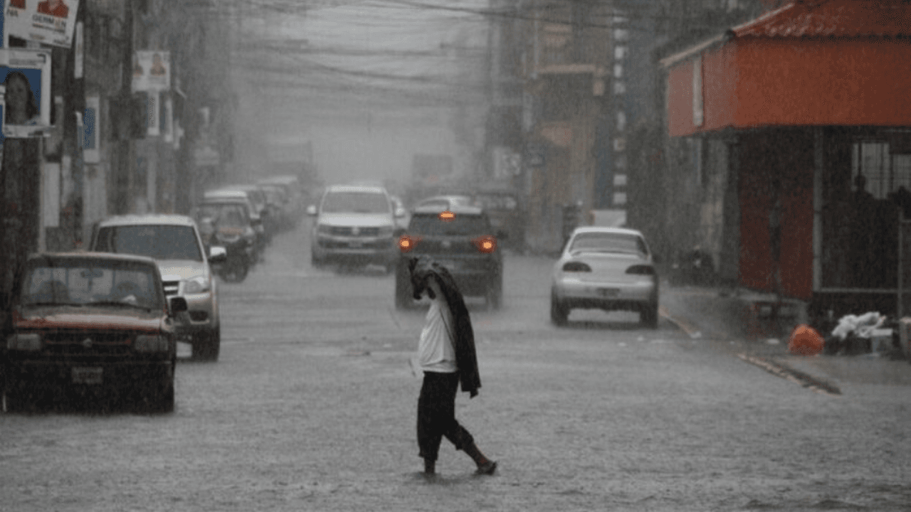 Imagen Principal de Nota: Lluvias acompañadas con actividad eléctrica continuarán por 24 horas en estos  departamentos de Honduras
