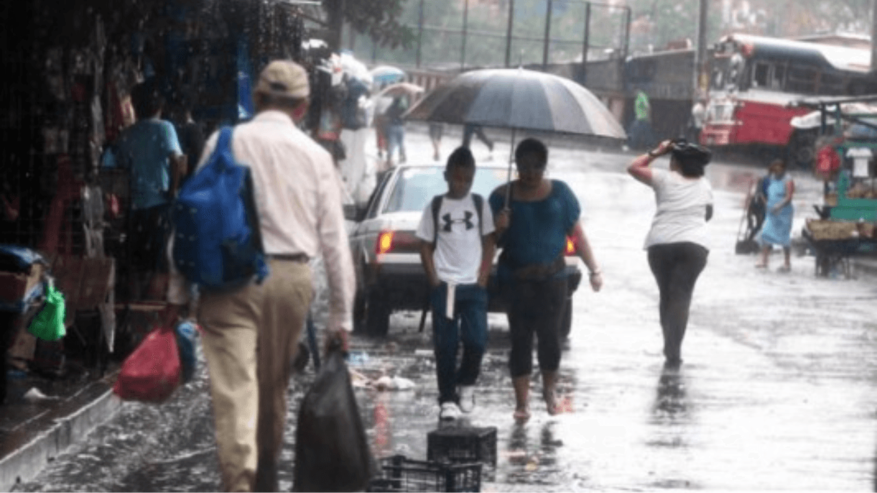 Imagen Principal de Nota: Formación de onda tropical causará lluvias en la mayor parte del territorio hondureño
