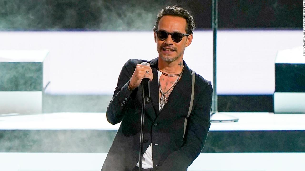 Imagen de Marc Anthony pide agua ardiente y a cambio recibe un botellazo  durante concierto