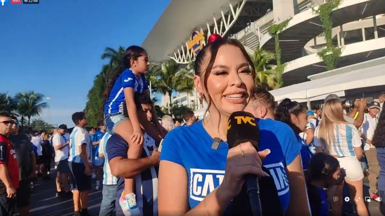 Imagen de Así disfruta 'Lipstickfables' en el Hard Rock Stadium previo al encuentro entre Argentina vs. Honduras