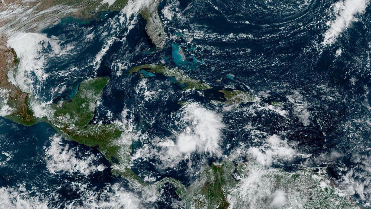 Imagen de Lisa puede ser huracán el miércoles frente a las islas de Honduras en el Caribe