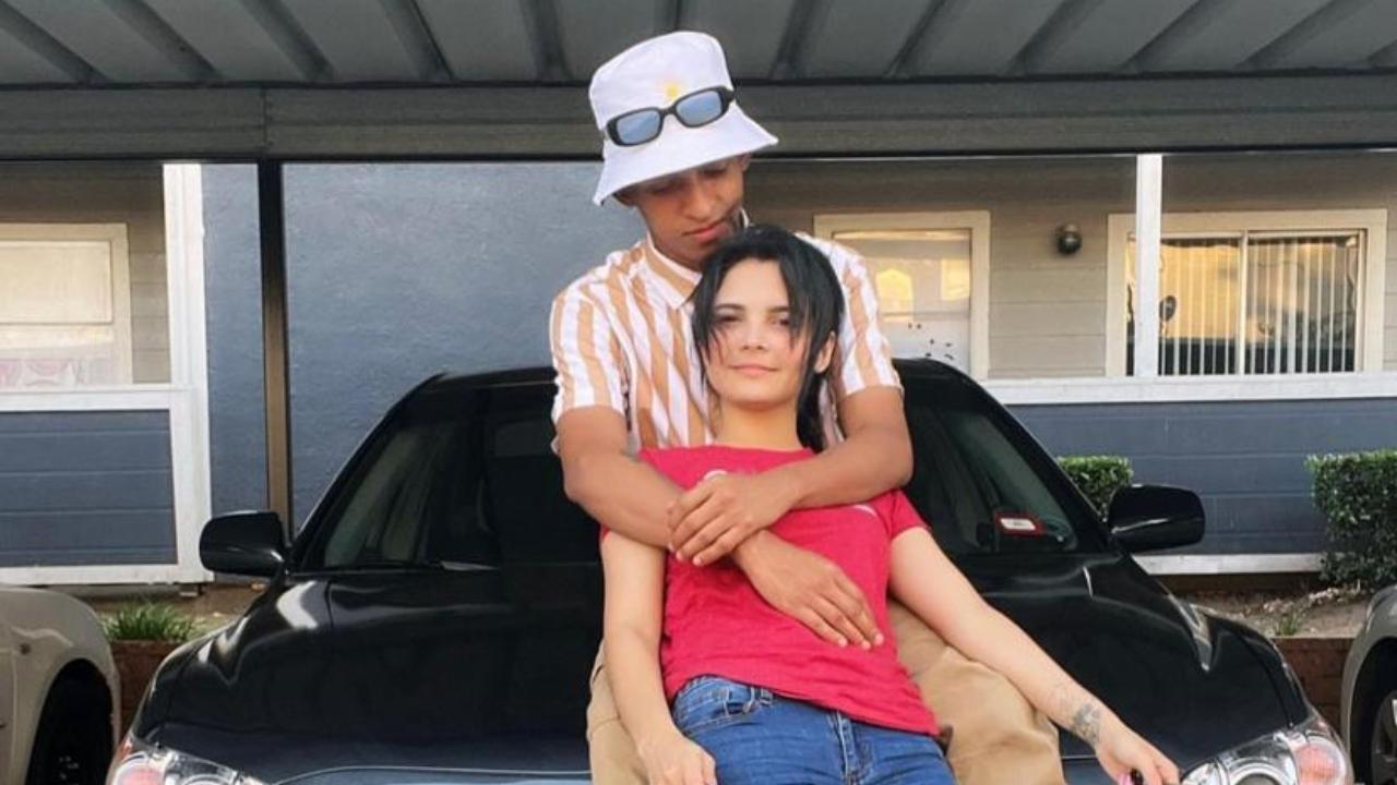 Imagen Principal de Nota: Al estilo del Chavo de El 8, Rud Boy dedicó romántica canción a su esposa
