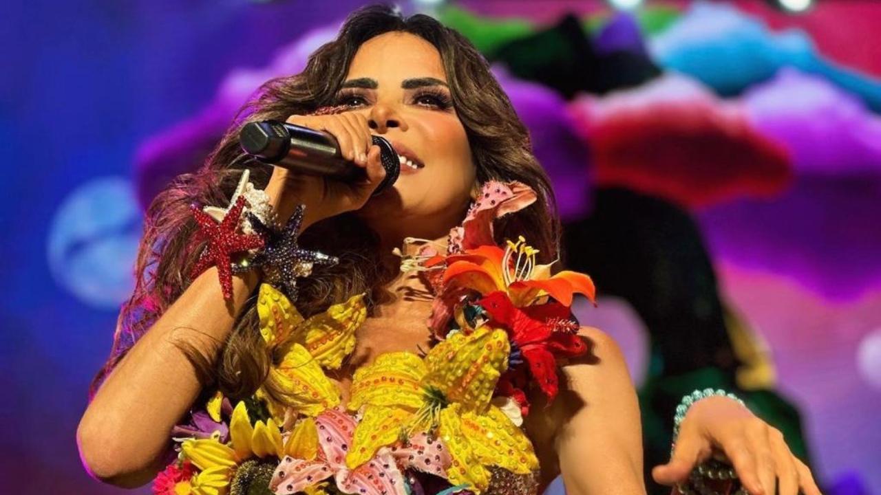 Imagen Principal de Nota: Gloria Trevi quedó desnuda en pleno concierto mientras interpretaba ‘Pelo suelto’