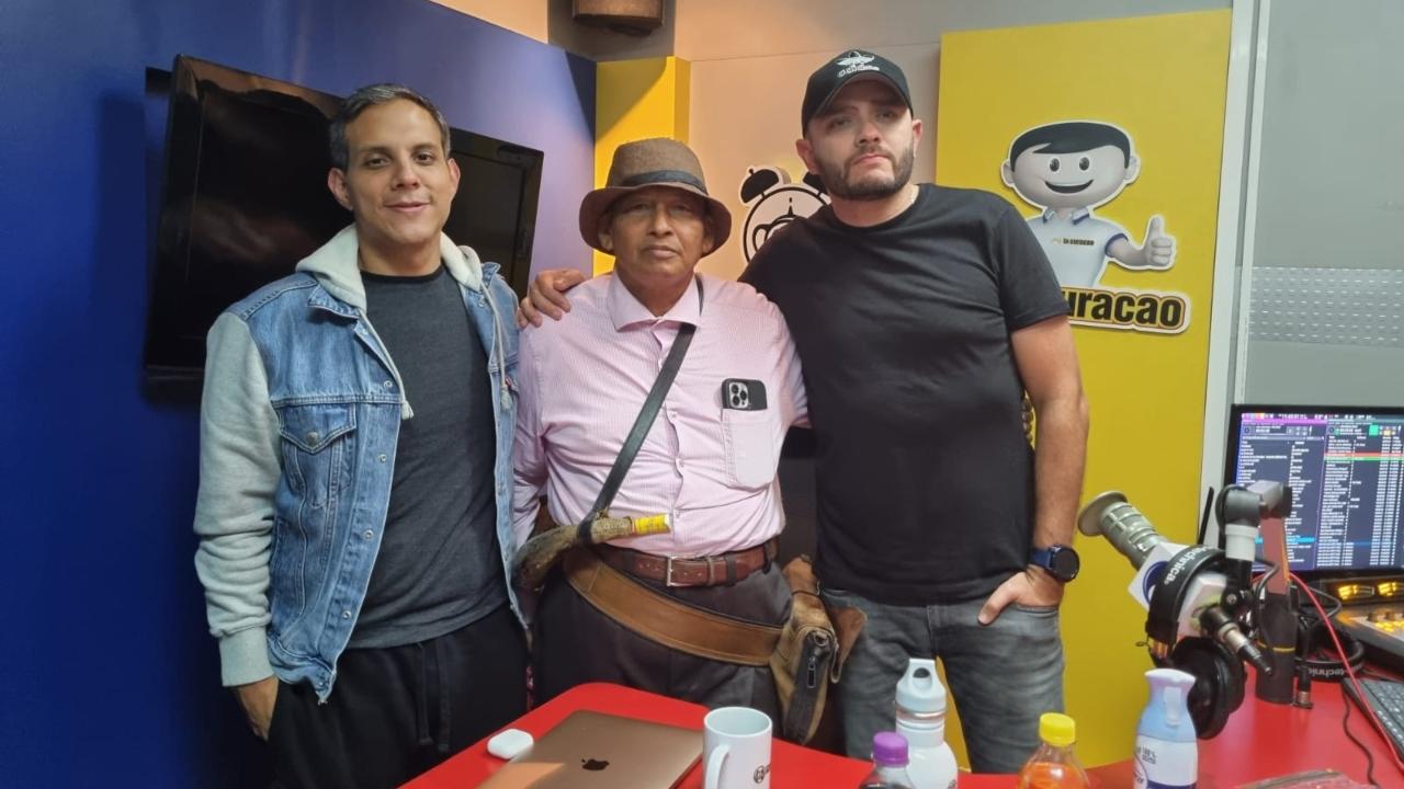 Imagen de Apóstol Santiago Zúniga realiza polémica oración dirigida a los 'pecadores' en las 31 Horas del Té
