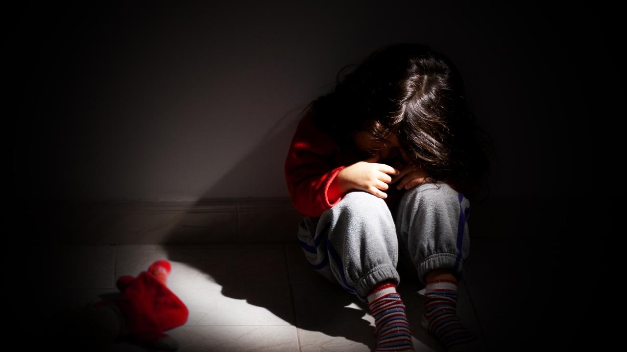 Imagen Principal de Nota: LM5: Mi padrastro me toca y mi mamá no me cree