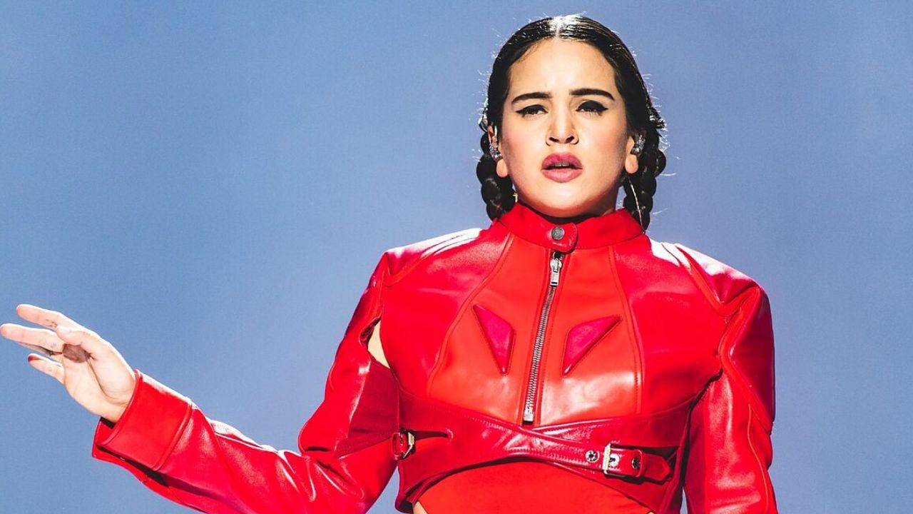 Imagen Principal de Nota: Rosalía impacta al lucir tremenda figura en diminuto traje de baño