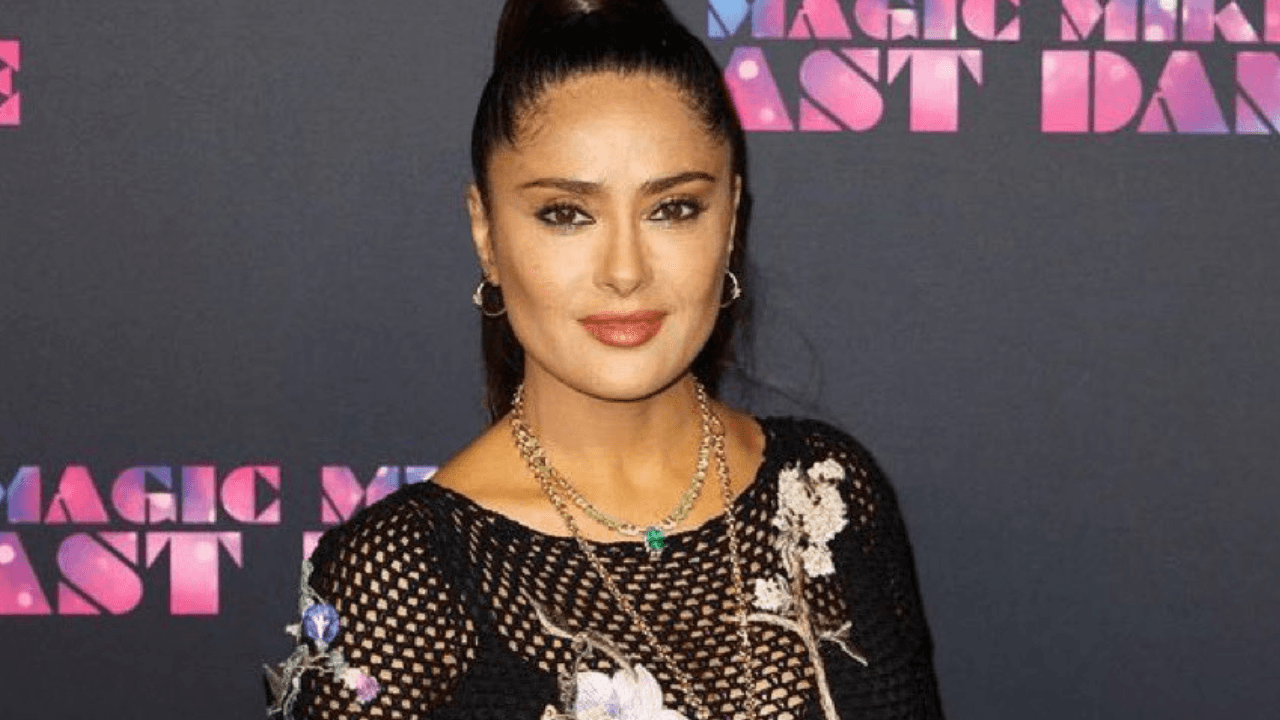 Imagen Principal de Nota: Salma Hayek derrocha sensualidad con un atrevido vestido