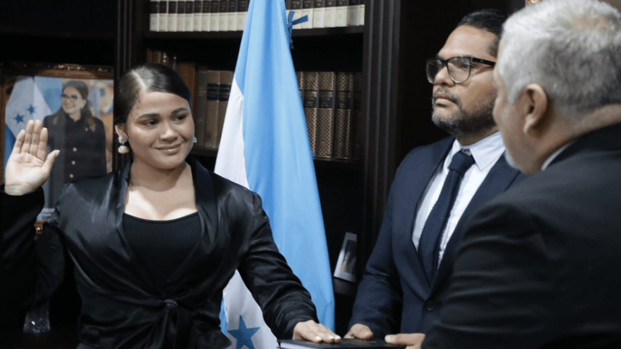 Imagen de Juramentan a Cesia Saénz como Embajadora Honoraria del Arte y la Cultura de Honduras en México
