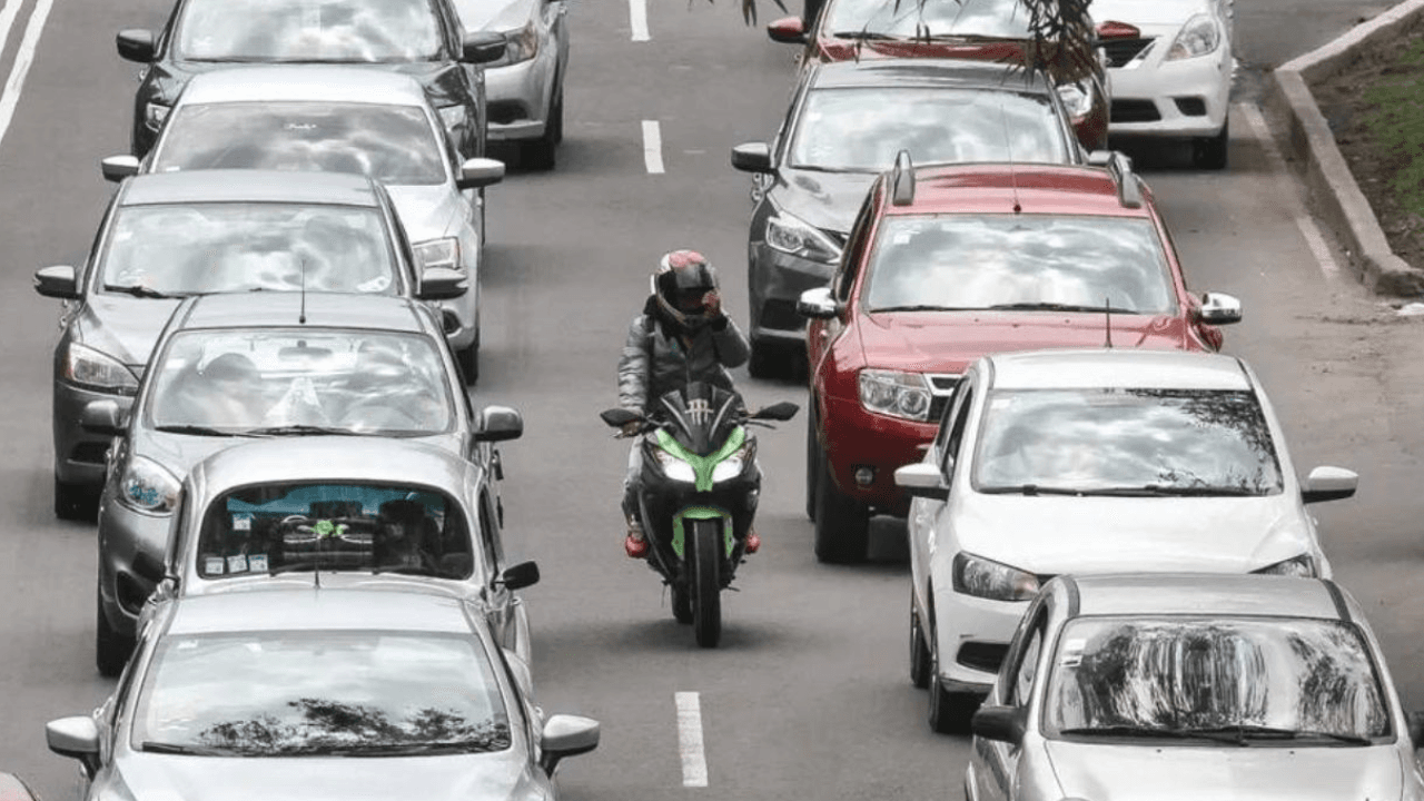 Imagen de Multas a motociclistas que rebasen por la derecha o no respeten filas