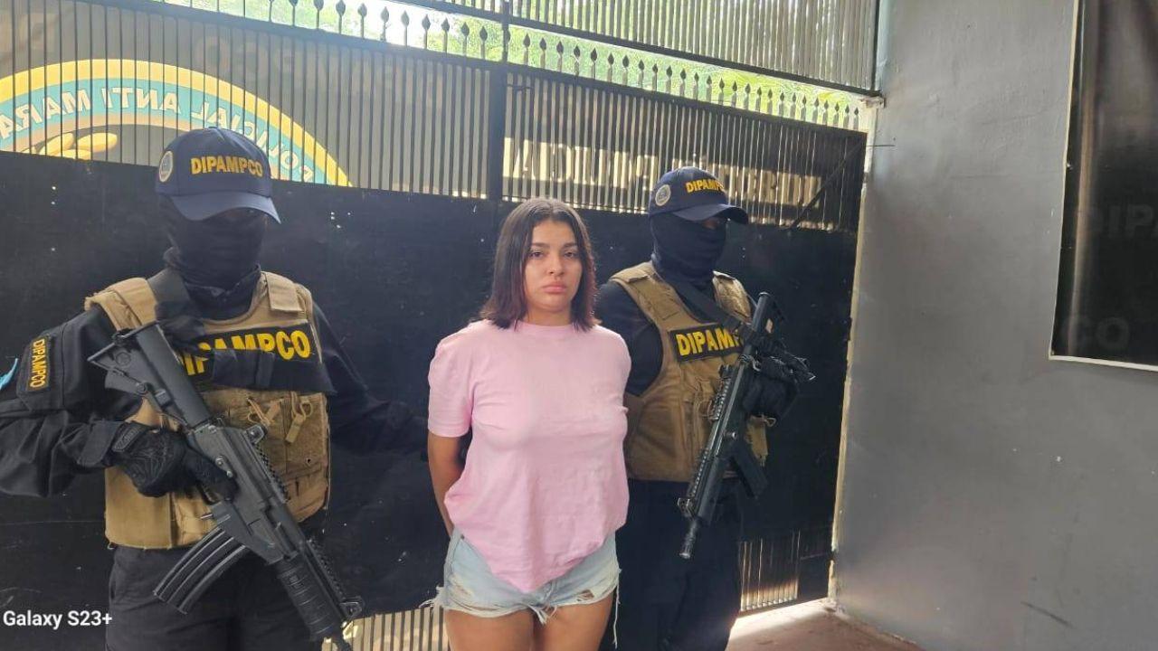 Imagen de 'Le doy casa por cárcel': hondureña capturada por la Policía Nacional se roba las miradas de usuarios